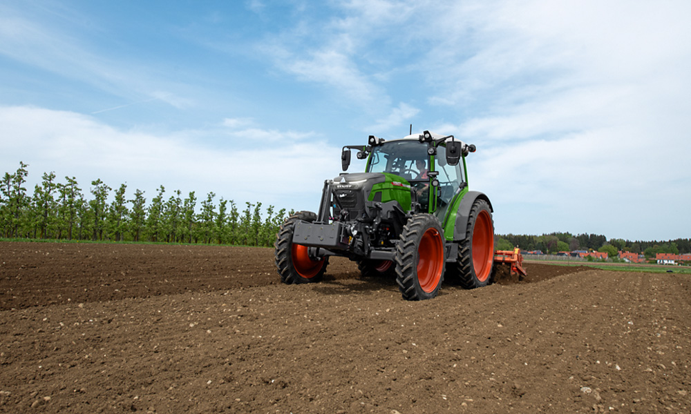 For farmers looking to make their operations more sustainable, the fully electric Fendt e107 V Vario and the new Fendt e100 Vario provide the possibility of introducing low-noise and emission-free working to your farm.