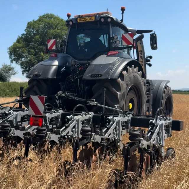 ⚡️Our Valtra S416 ⚡️partnered up with the the 🌱Horizon SPX🌱 strip till cultivator combining the process of conventional tillage by disturbing only a portion of the soil that is to contain the seed row ☀️ 

@horizonagriculture 
@valtraukie